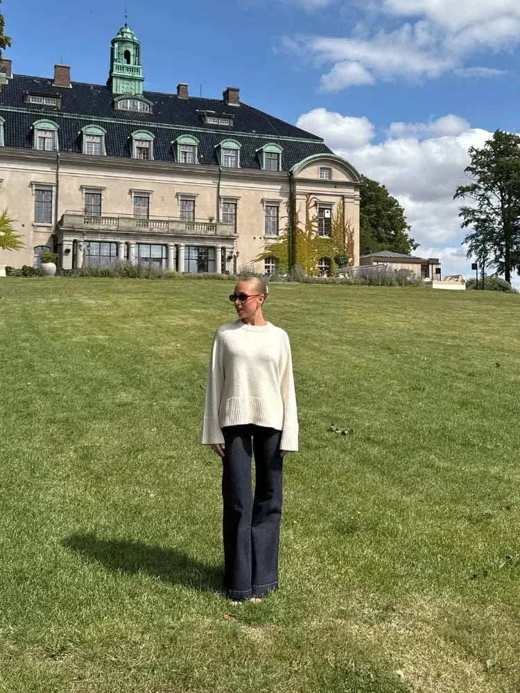 Pull ample tricoté pour femme, manches longues, couleur blanche, design décontracté.