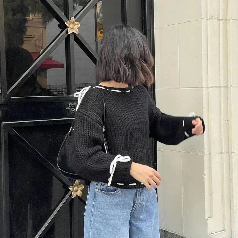 Asymmetrischer Damenpullover aus weichem Material mit trendigen Bindungen für einen modernen Look.