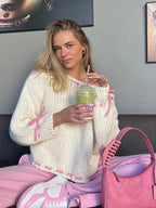 Frauen-Pullover aus weichem Material, asymmetrisches Design mit trendigen Befestigungen für einen modernen Look.