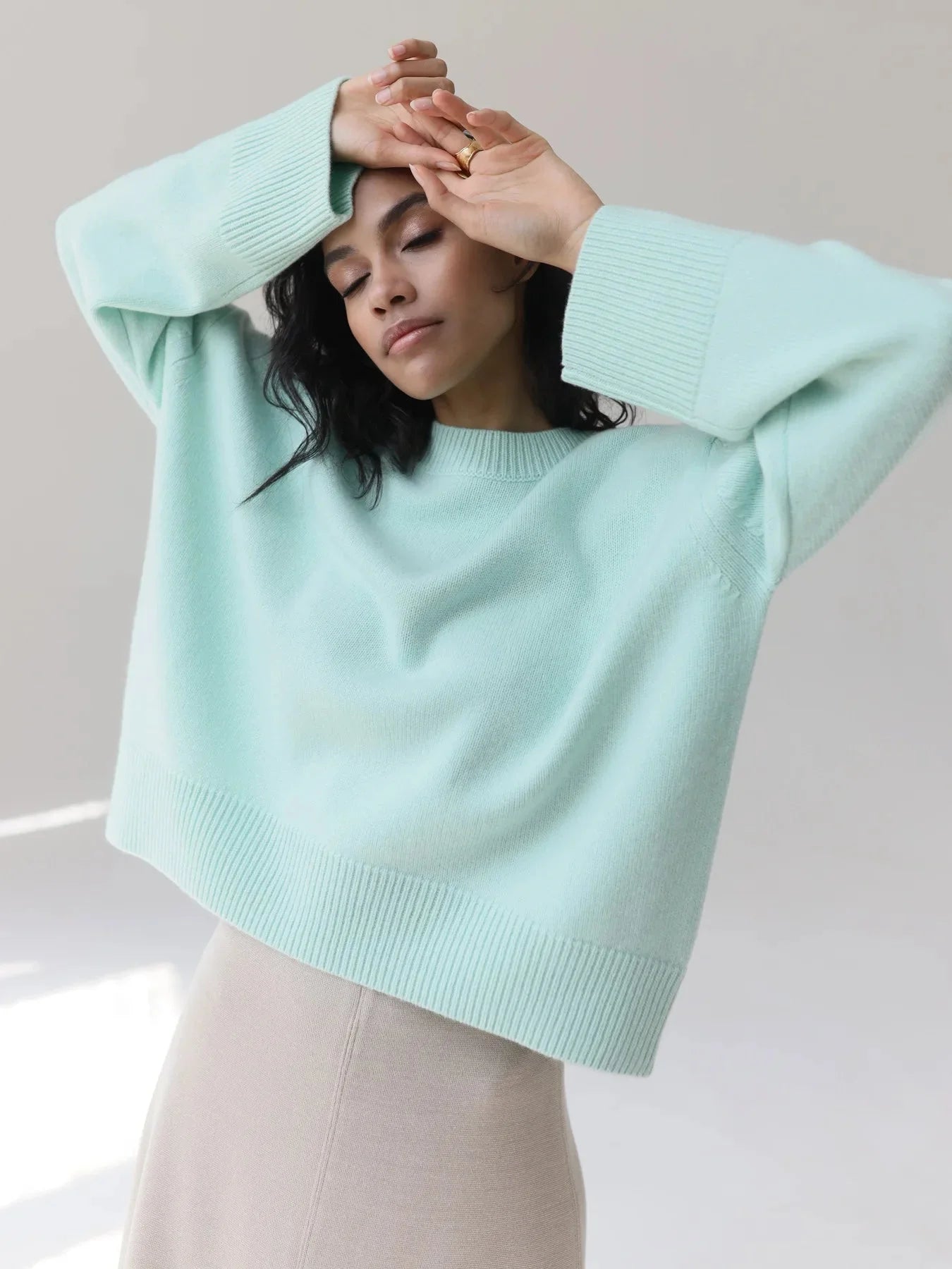 Eleganter, langärmeliger Pullover für Frauen aus weichem Material, mit rundem Ausschnitt und herbstlichem Design.
