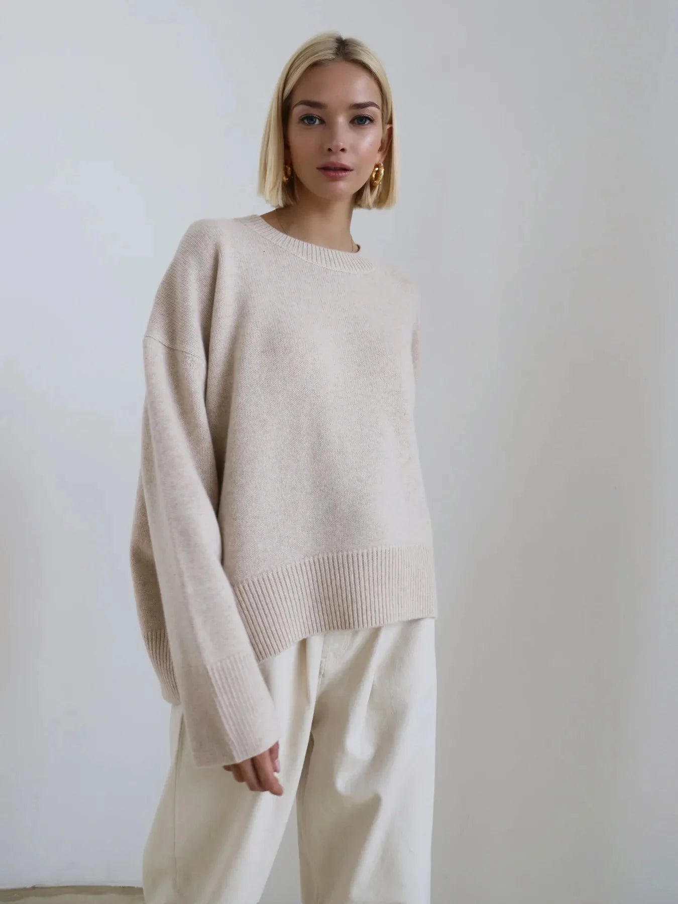 Eleganter Damenpullover aus weichem Material, mit langen Ärmeln und rundem Ausschnitt für den Herbst.
