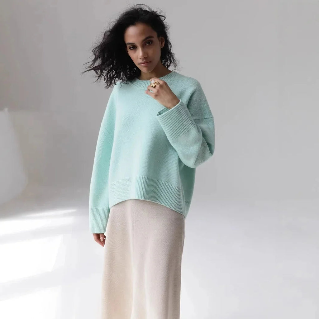 Pull femme noir à manches longues, col rond, conçu pour les journées fraîches.