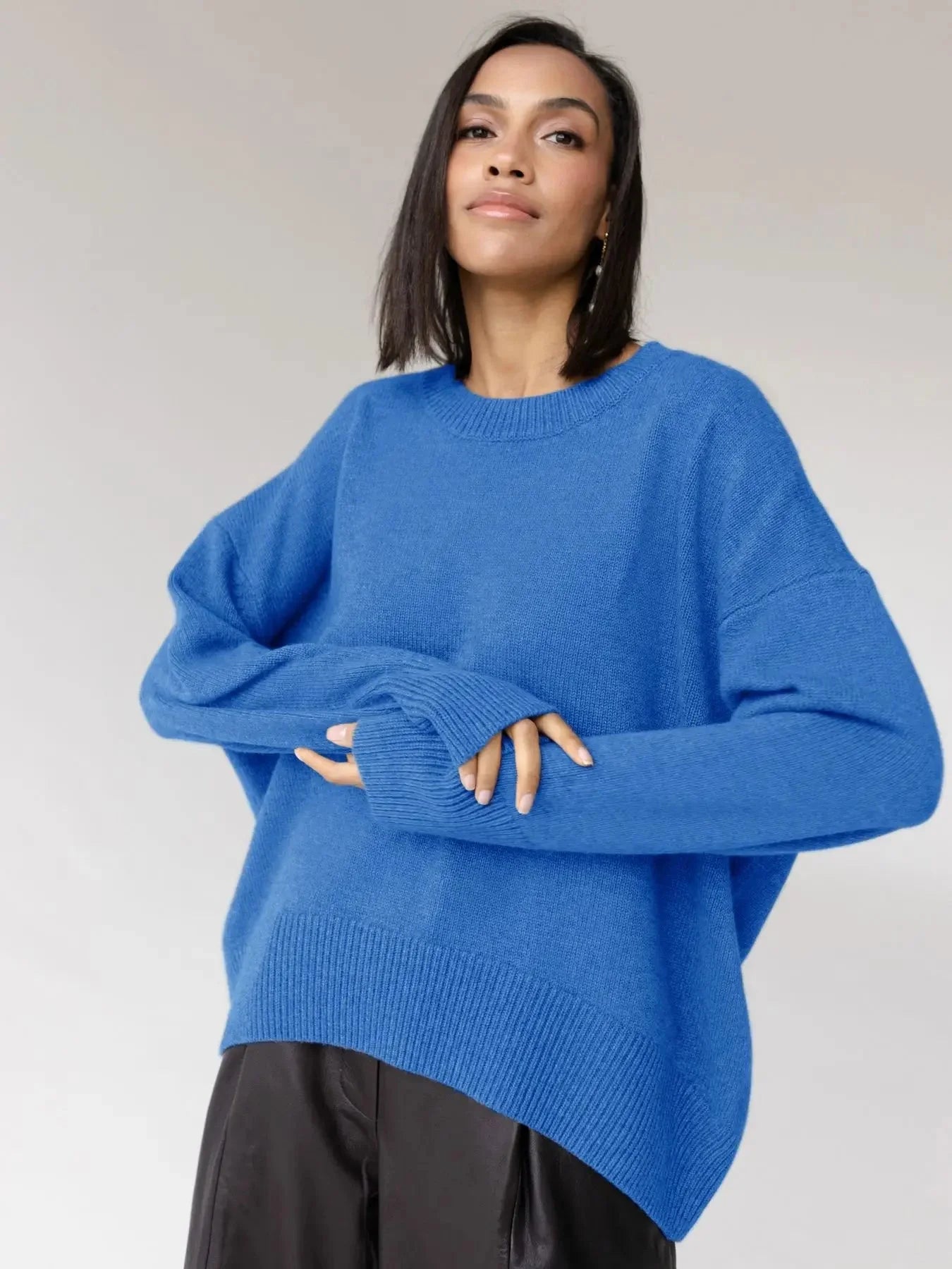 Eleganter Damenpullover aus weichem Material, langen Ärmeln und rundem Hals, ideal für den Herbst.