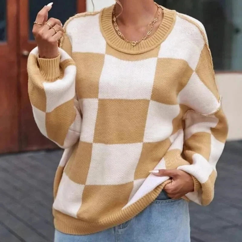 Pull femme à carreaux en maille douce, coupe décontractée, coloris rose foncé.