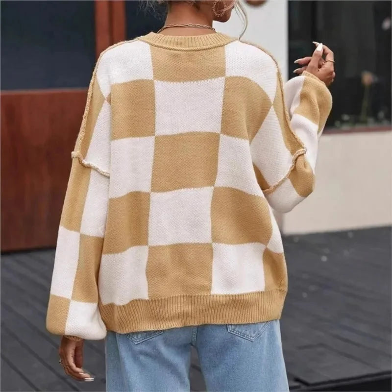 Pull femme à carreaux en maille douce, coupe décontractée, coloris rose foncé.