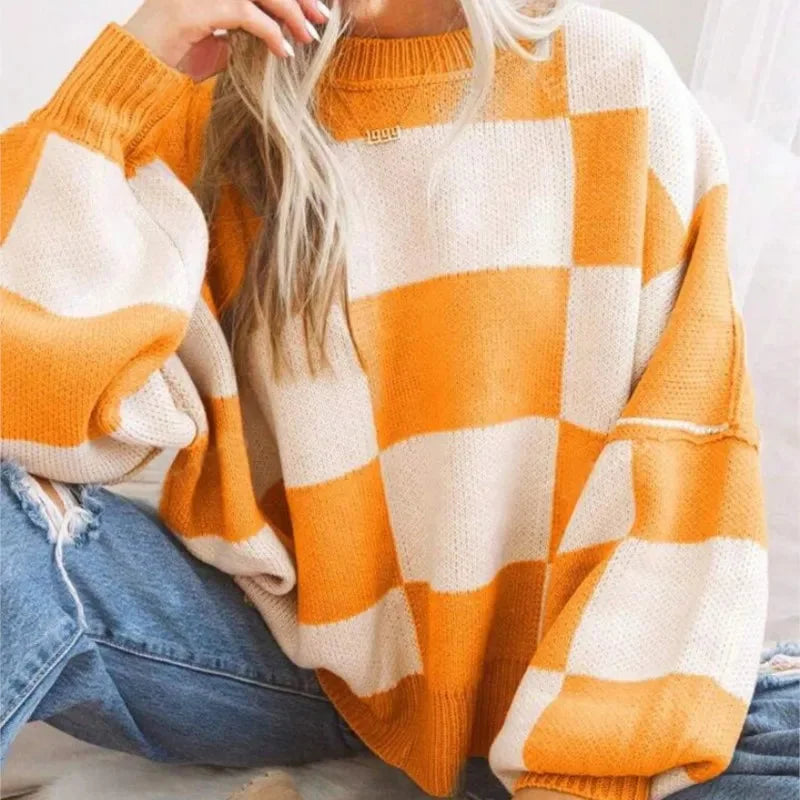 Pull femme orange à carreaux, en maille douce, avec col rond classique.