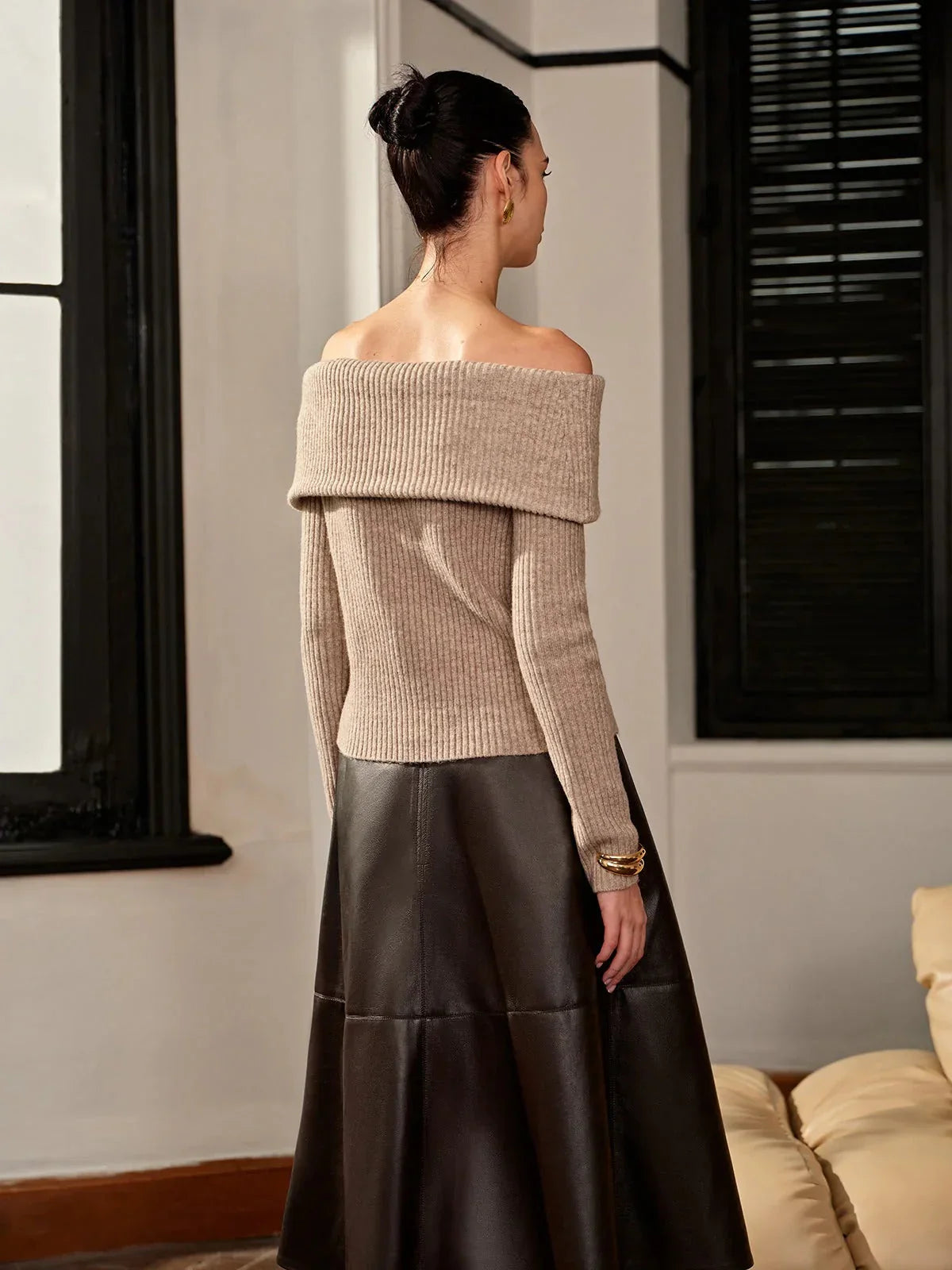 Pull femme marron clair à col Bardot, en matière douce, design élégant et polyvalent pour diverses occasions.