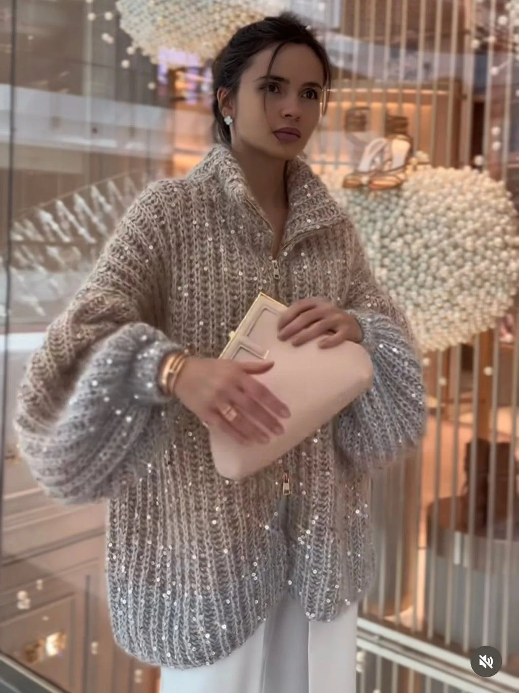 Pull femme beige dégradé à col montant, orné de sequins brillants, en matière douce.