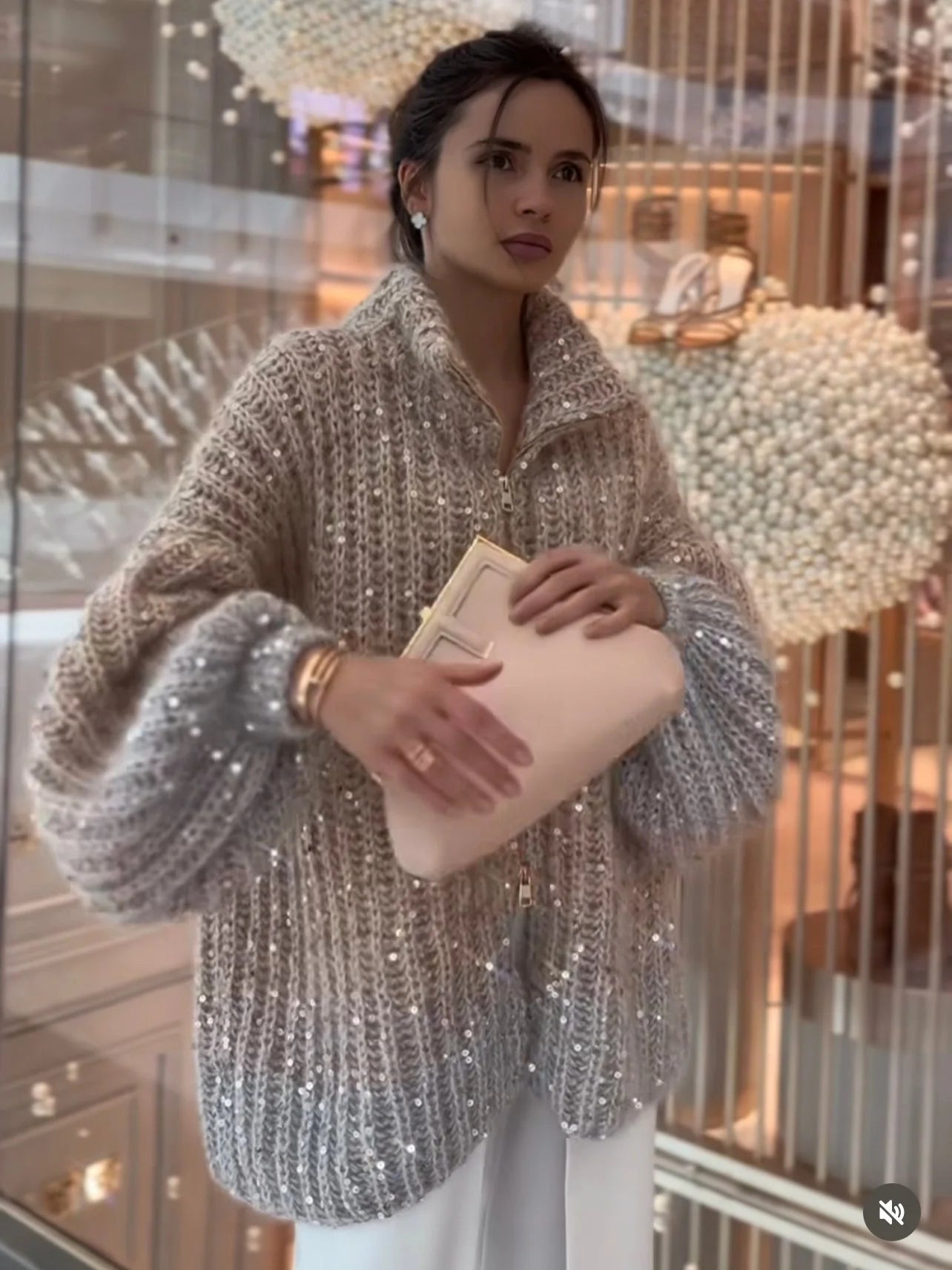 Pull femme beige dégradé à col montant, orné de sequins brillants, en matière douce.