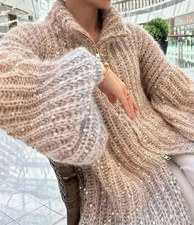 Pull femme beige dégradé à col montant, en matière douce, orné de sequins brillants.