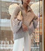 Pull femme à col montant en matière douce, orné de sequins brillants, design élégant.