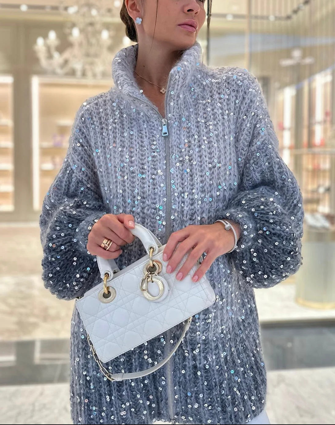 Pull femme beige dégradé à col montant, en matière douce, orné de sequins brillants.