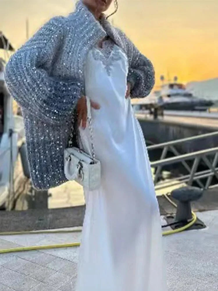 Pull femme beige dégradé à col montant, en matière douce, orné de sequins brillants.