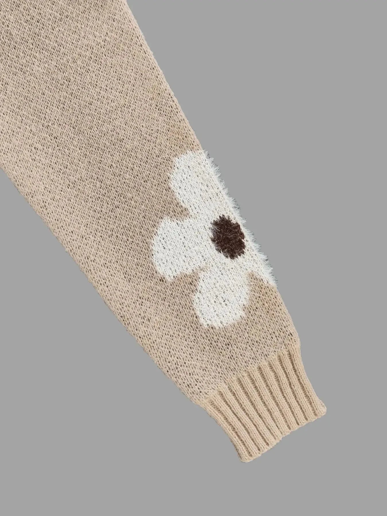 Pull weiblich aus Baumwolle mit rundem Ausschnitt und floralem Muster in sanften Farben für einen lässigen Look.