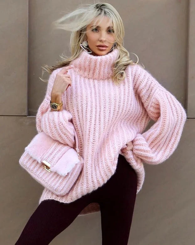 Pull femme rose à col roulé, manches larges et tissu doux, adapté pour les journées fraîches.