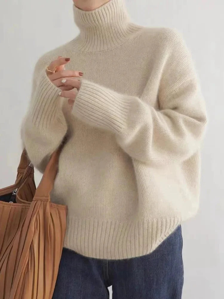 Pull femme beige à col roulé, en coton doux, au design intemporel pour des tenues variées.