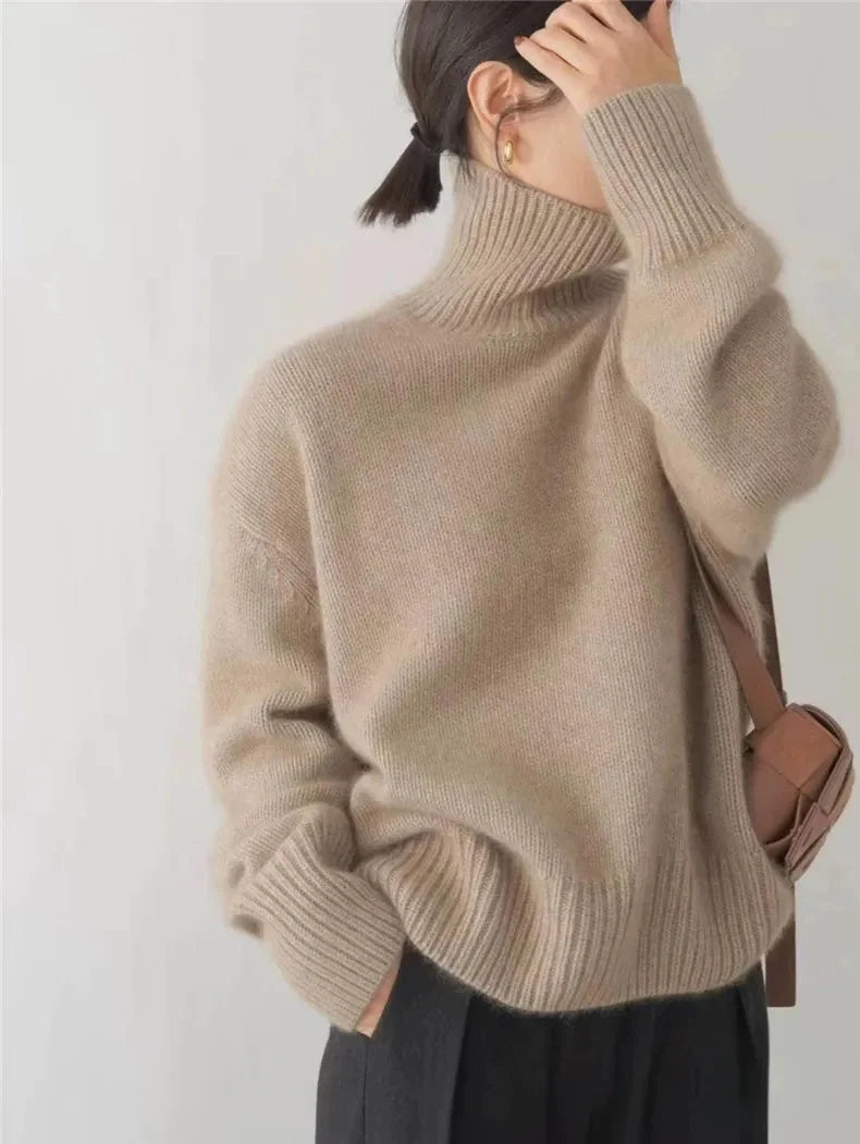 Eleganter Rollkragenpullover für Damen aus weichem, atmungsaktivem Material mit feinem Strickmuster in neutraler Farbe.