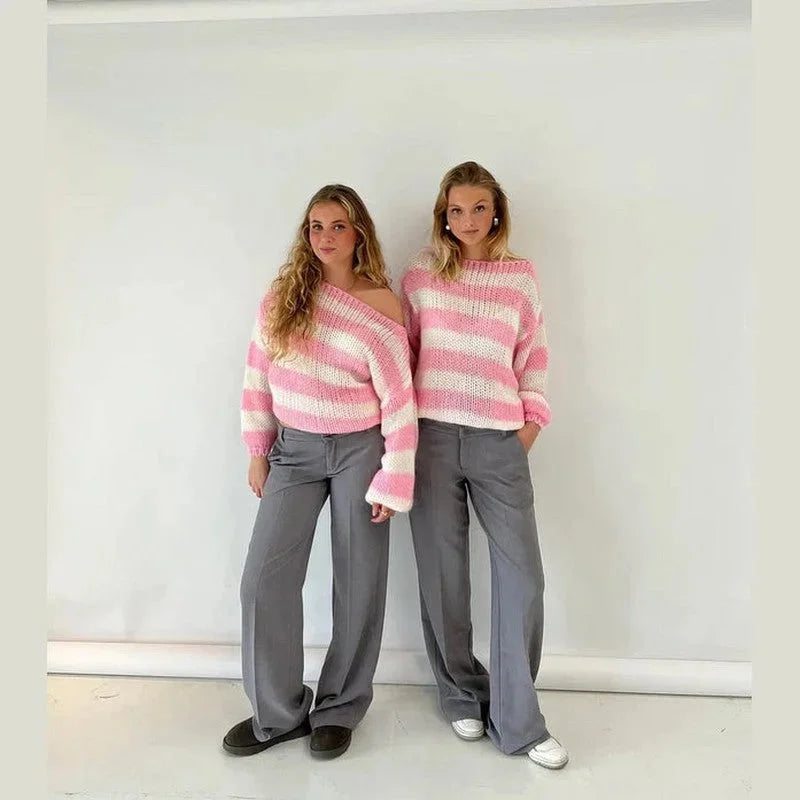 Pull femme gris à rayures, en maille confortable, coupe décontractée, idéal pour les occasions informelles.