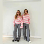 Beiger, gestreifter Damenpullover aus bequemer Strickware, ideal für lässige Anlässe und kombiniert Komfort mit Stil.