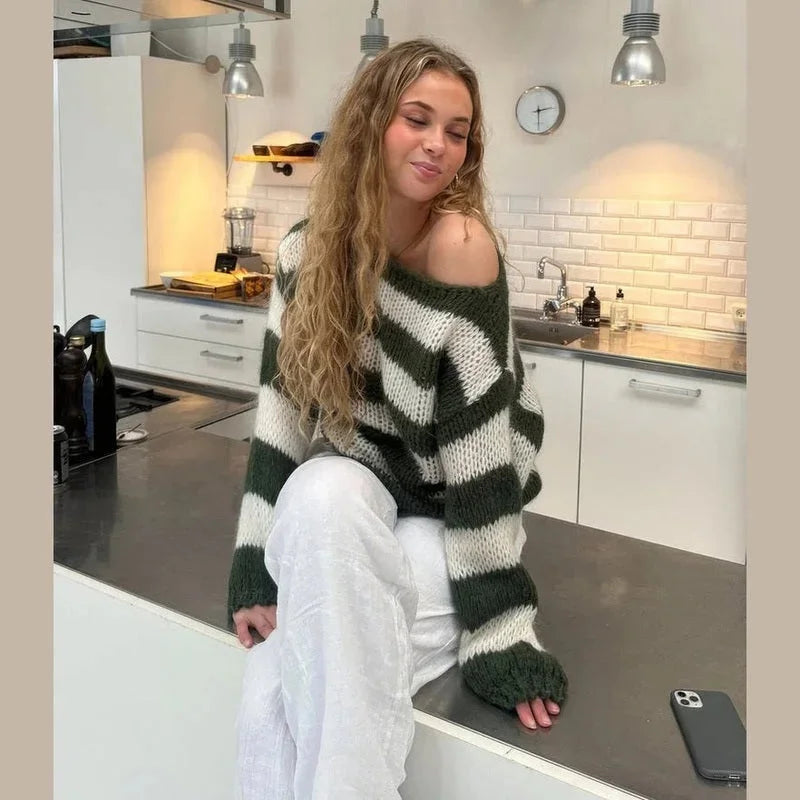 Bequemer gestreifter Damenpullover aus weicher Strickware mit lässigem Schnitt und Rundhalsausschnitt.