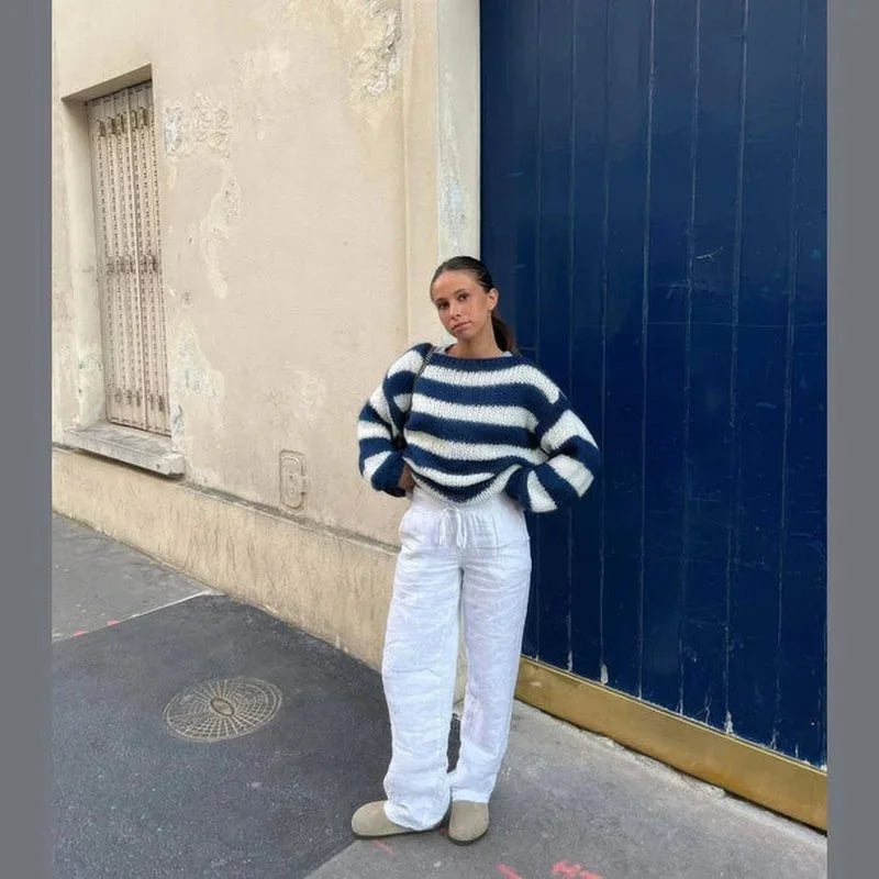 Pull femme décontracté à rayures roses, en maille douce, avec un col rond et une coupe ample.