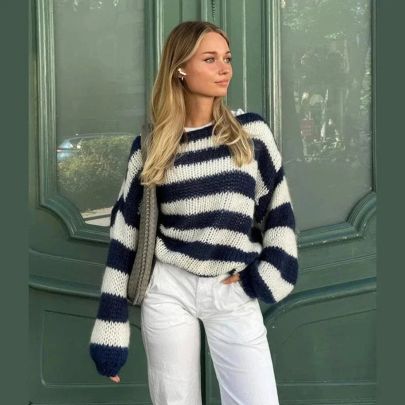 Pull femme décontracté à rayures navy, en maille douce, avec un col rond et une coupe confortable.