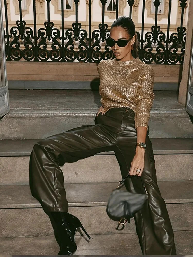 Pull femme doré scintillant à manches longues, conçu pour des occasions festives ou quotidiennes.