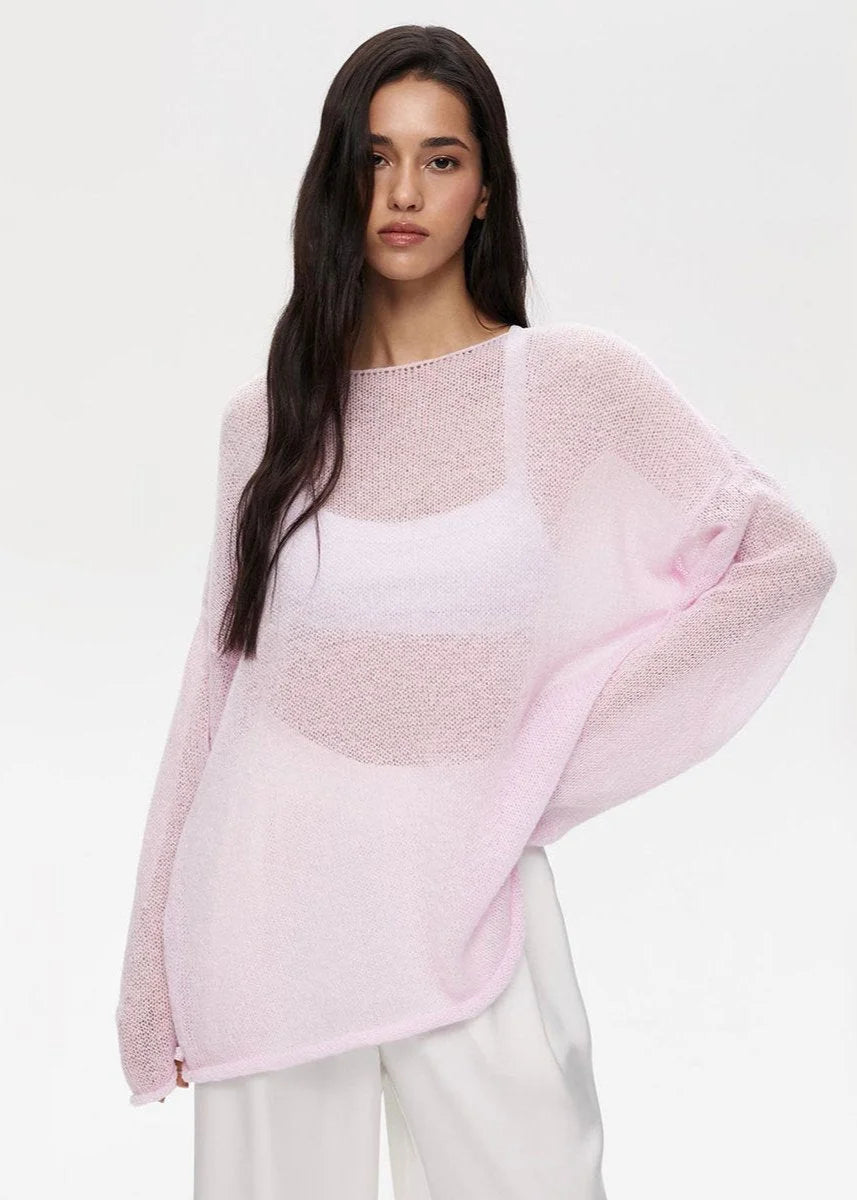 Pull femme beige en maille légère et transparente, au design moderne et décontracté.