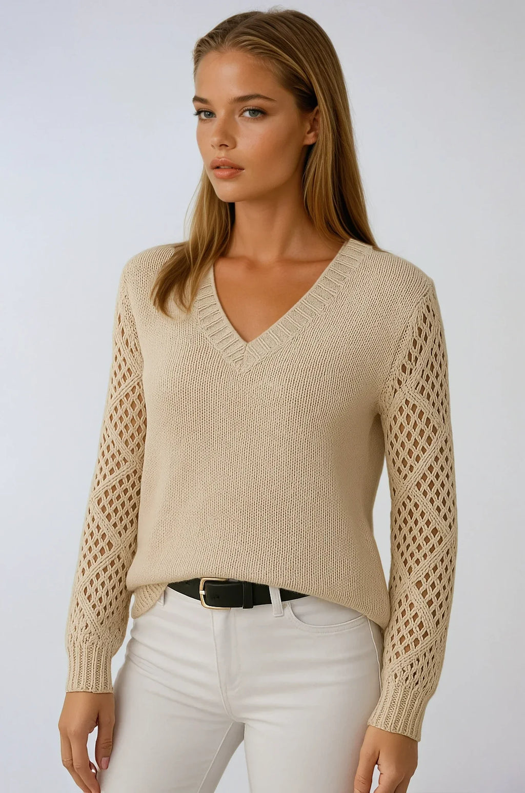 Pull beige femme en maille ajourée avec manches en crochet.