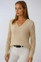 Helle Strickbluse für Frauen mit Häkelärmel und luftigem, durchbrochenem Design aus weicher Baumwolle.