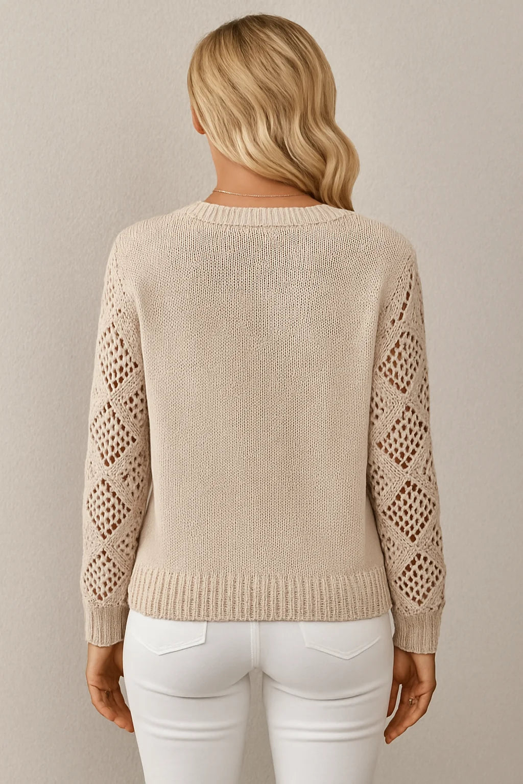 Pullover für Damen mit Häkelärmeln, aus leichter, durchbrochener Strickware für atmungsaktiven Tragekomfort.