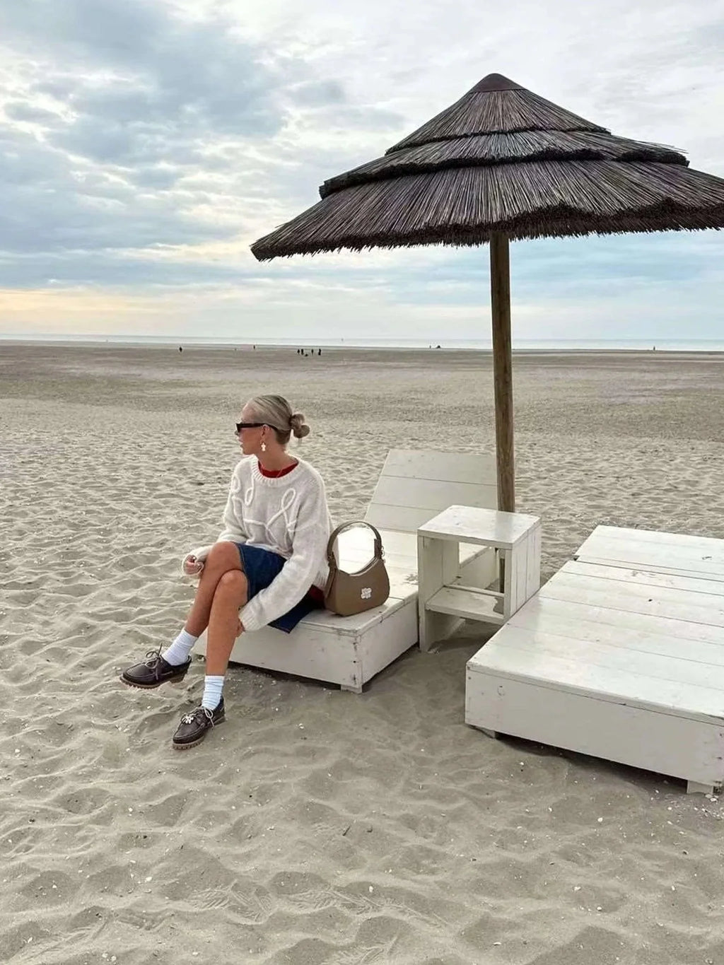 Pull femme blanc à motif texturé moderne, en matière douce et respirante.