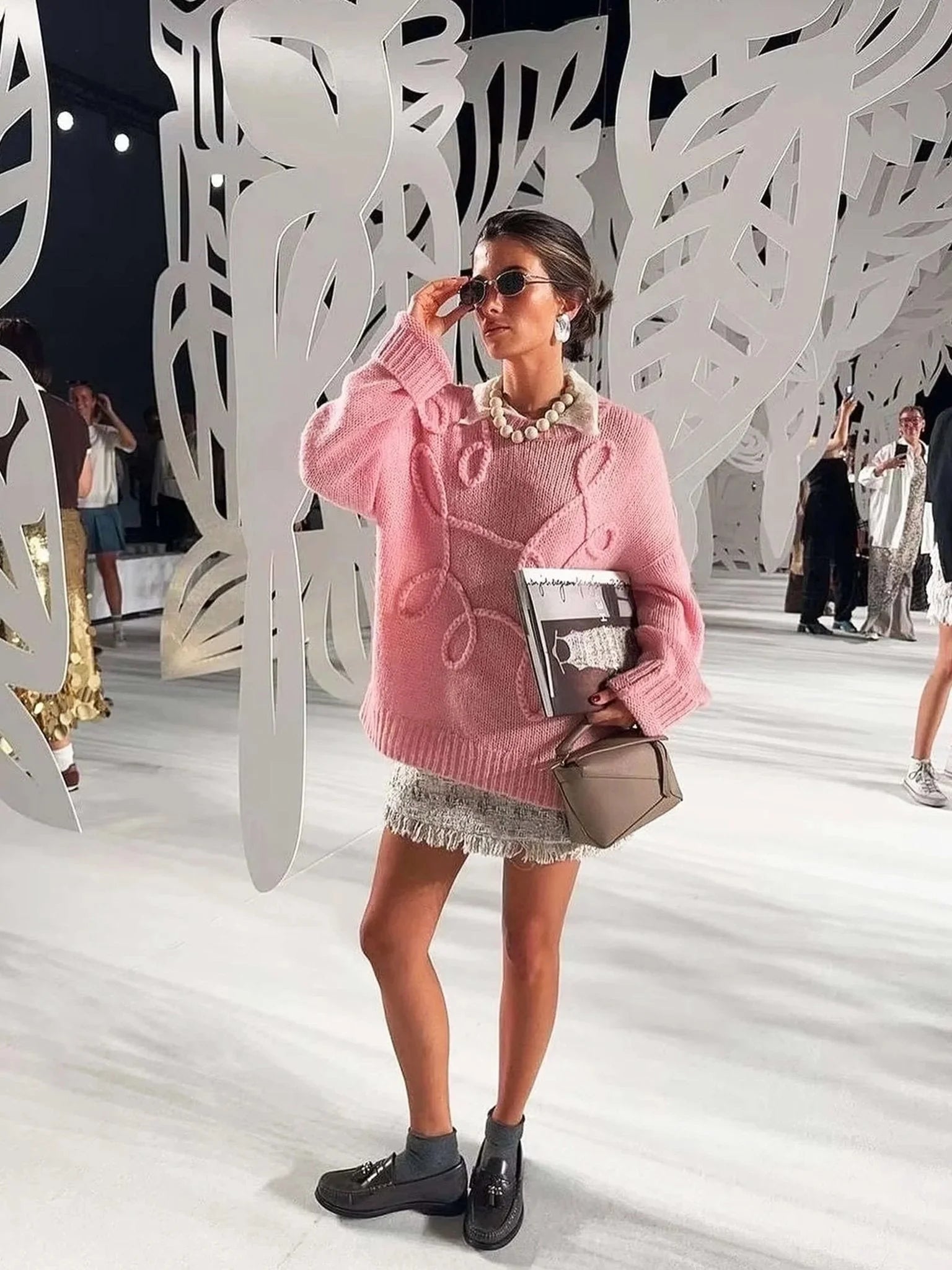 Pull für Frauen mit modernem, texturiertem Muster, aus weichfließendem Material, ideal für kühlere Tage.