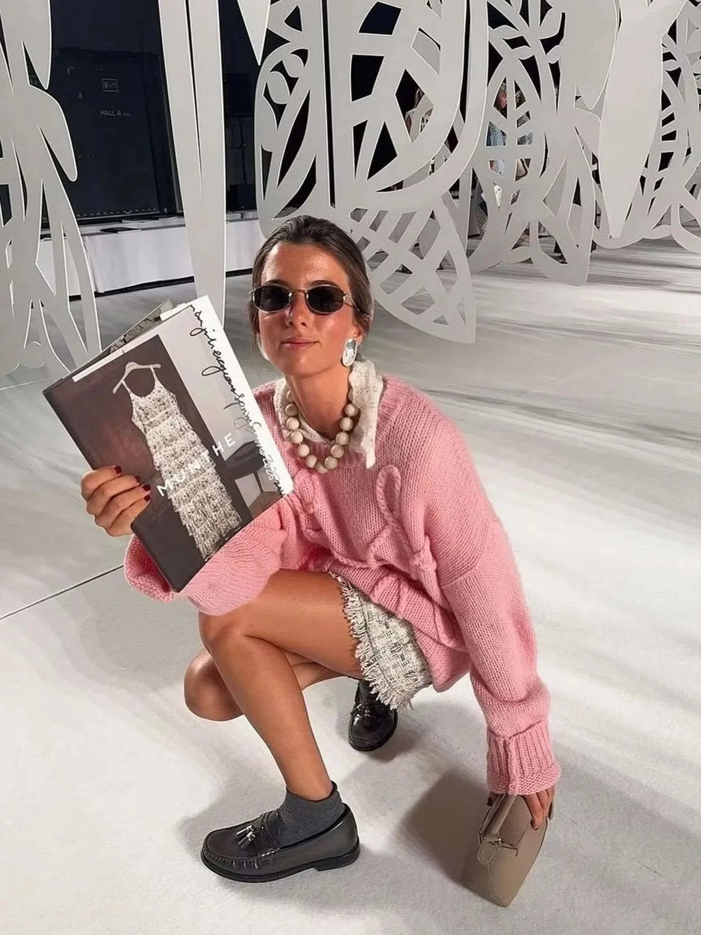 Pull femme rose à motif texturé moderne, en mélange de coton, au design contemporain.