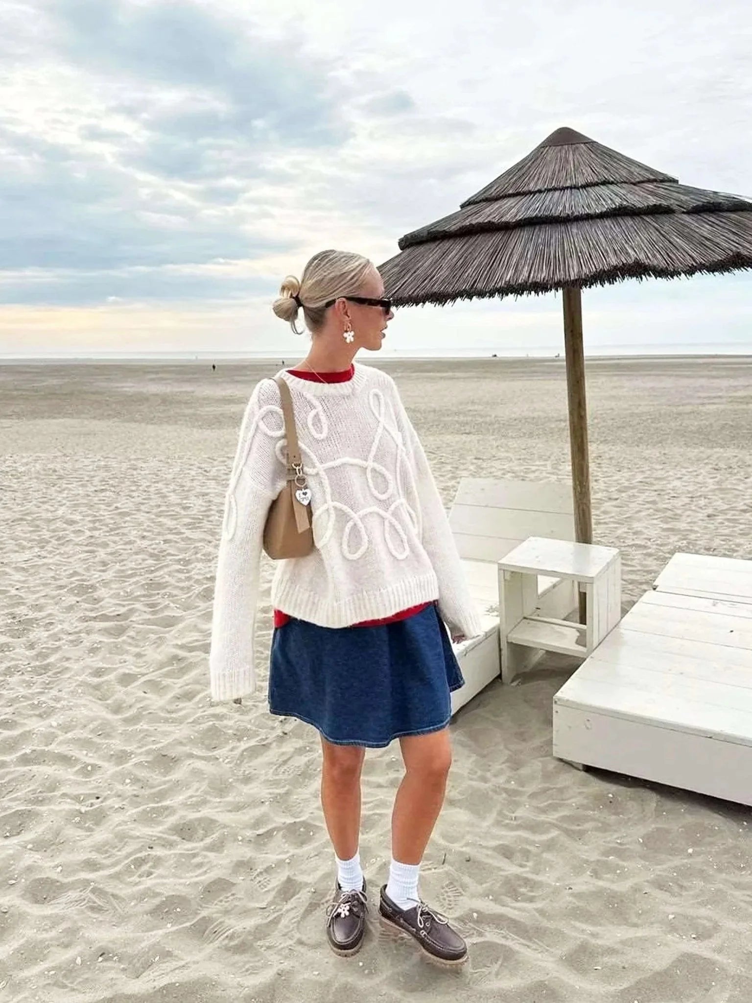 "Modischer Pullover für Frauen aus weichem, gestricktem Material mit modernem, texturiertem Muster in sanften Farben."