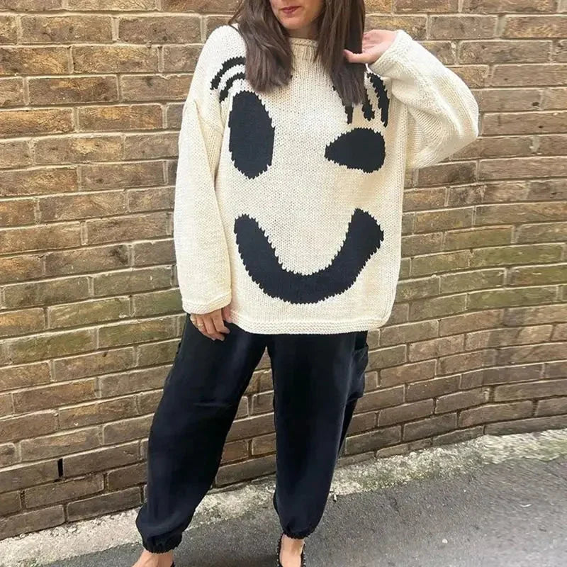 Pull femme oversize bleu marine avec motif smiley, manches longues en mélange de coton.
