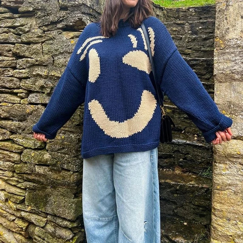 Pull femme oversize en coton doux, motif smiley, manches longues, couleur bleu marine.