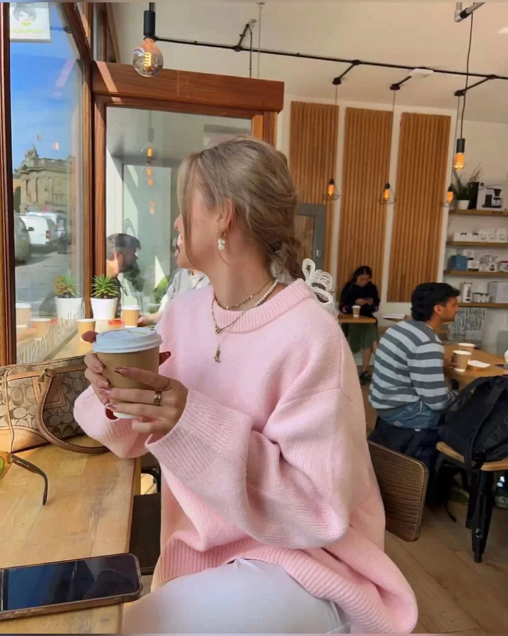 Pull femme oversize rose doux, à manches longues et coupe décontractée.