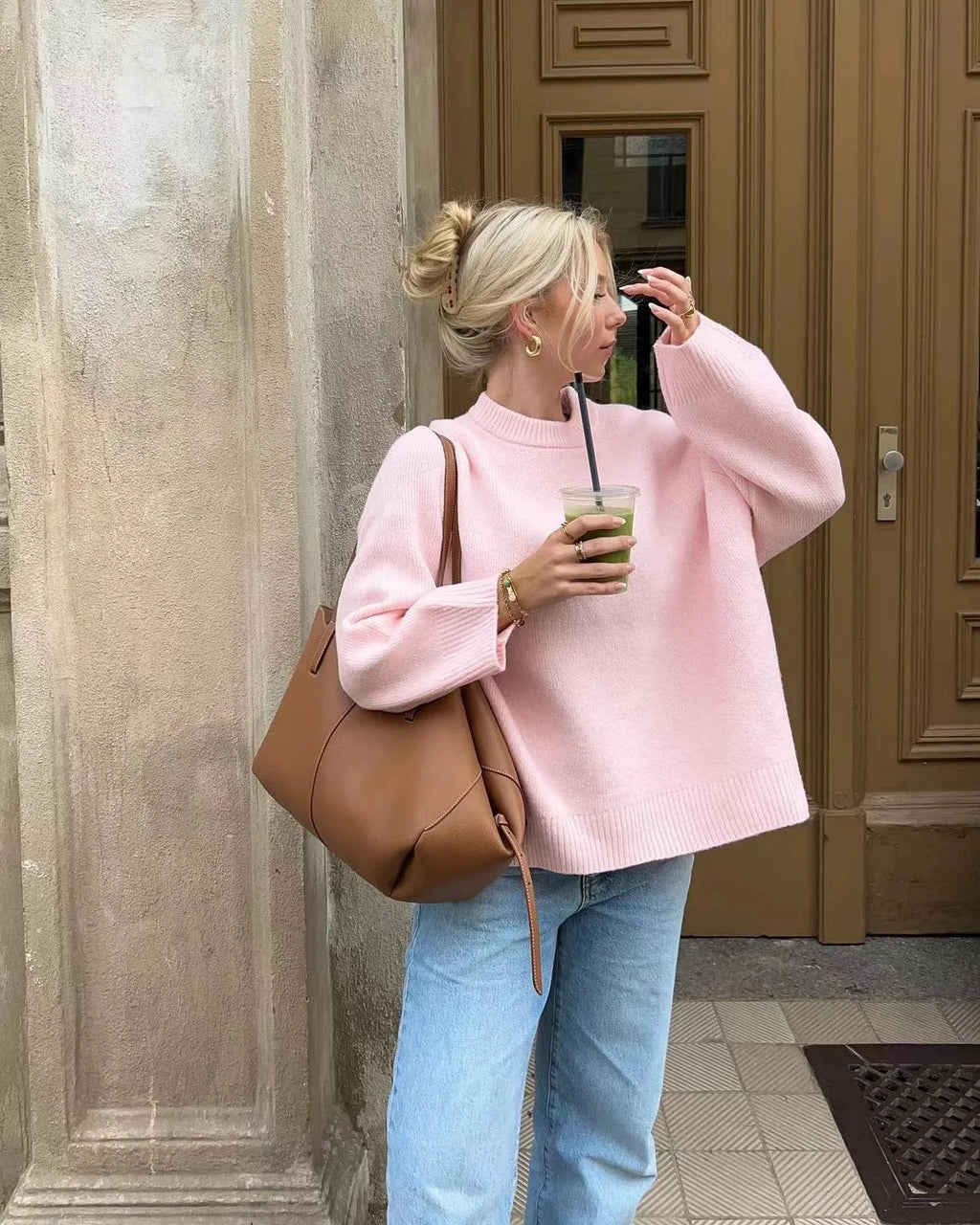 Pull femme oversize rose doux, à manches longues et coupe décontractée en matière douce.