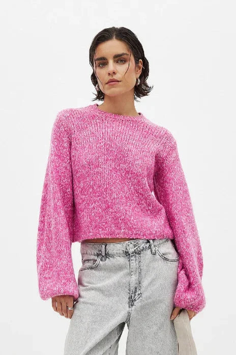 Rosa Damenpullover aus weichem Material mit modernem, offenem Rückendesign für einen eleganten Look.
