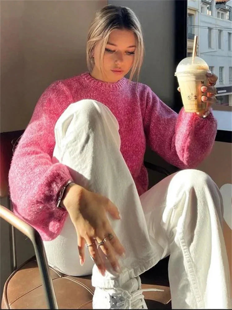 Rosa Damenpullover aus weichem Material, modernes Design mit offenem Rücken für einen lässigen, stilvollen Look.