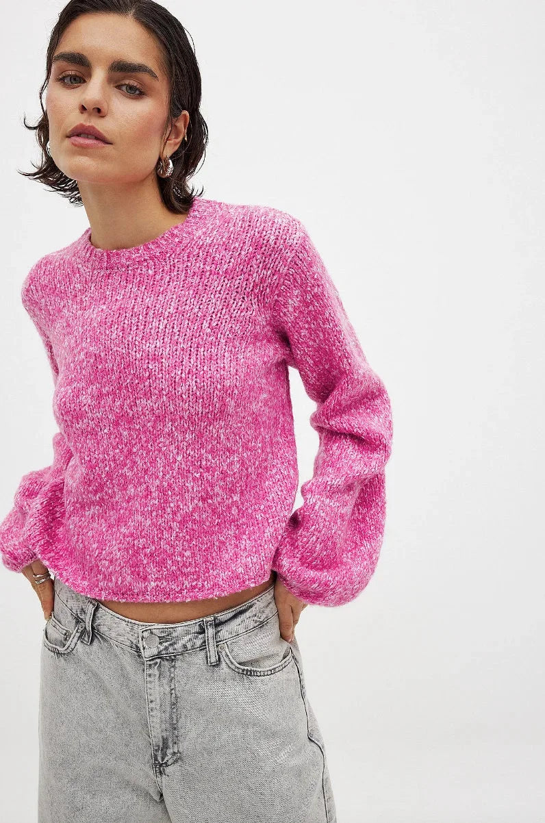 Rosa Pullover für Damen mit modernem, offenem Rücken aus weichem Material – ideal für lässige Anlässe.