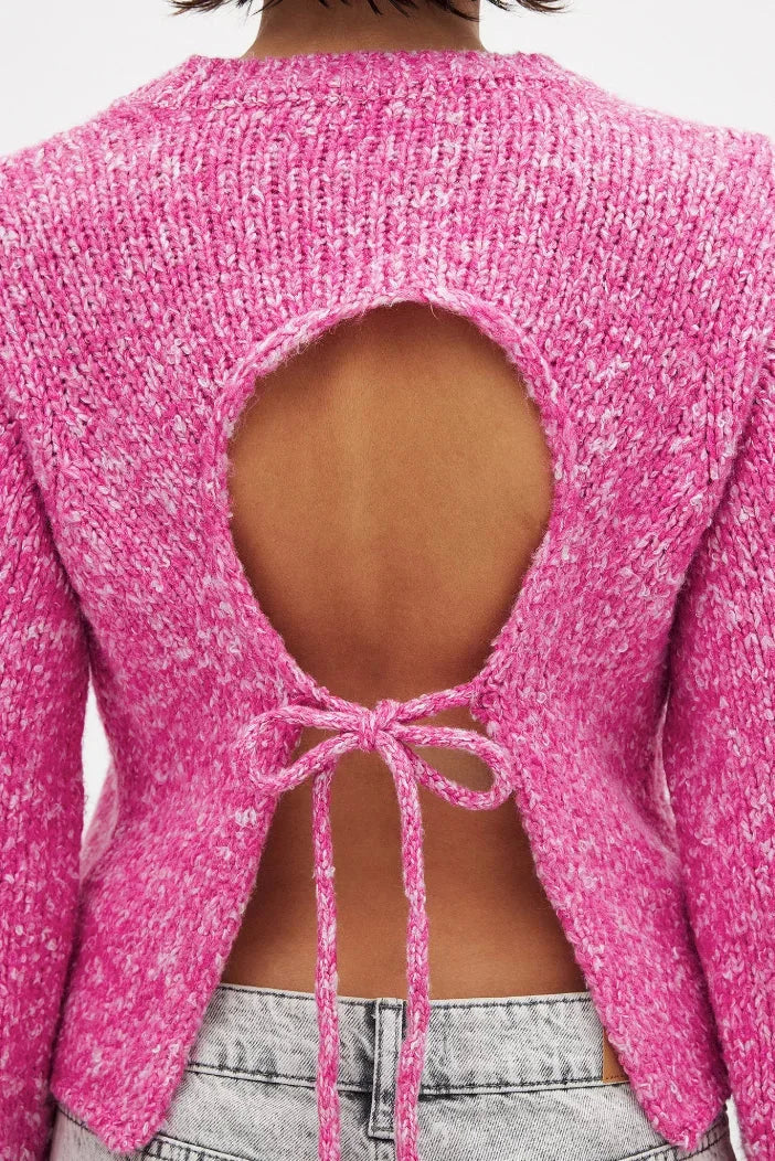 Rosa Damenpullover aus weichem Material mit modernem, offenen Rückendesign für einen trendigen Look.