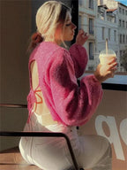 Rosa Damenpullover mit modernem offenen Rücken, aus weichem Material, ideal für legere Outfits.