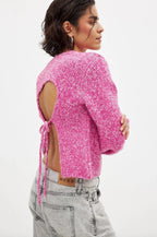 Rosa Damenpullover aus weichem Material mit modernem, offenen Rückendesign. Ideal für lässige Anlässe.