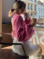 Rosafarbener Pulli für Frauen mit modernem Design und offenem Rücken aus weichem, hochwertigem Material.