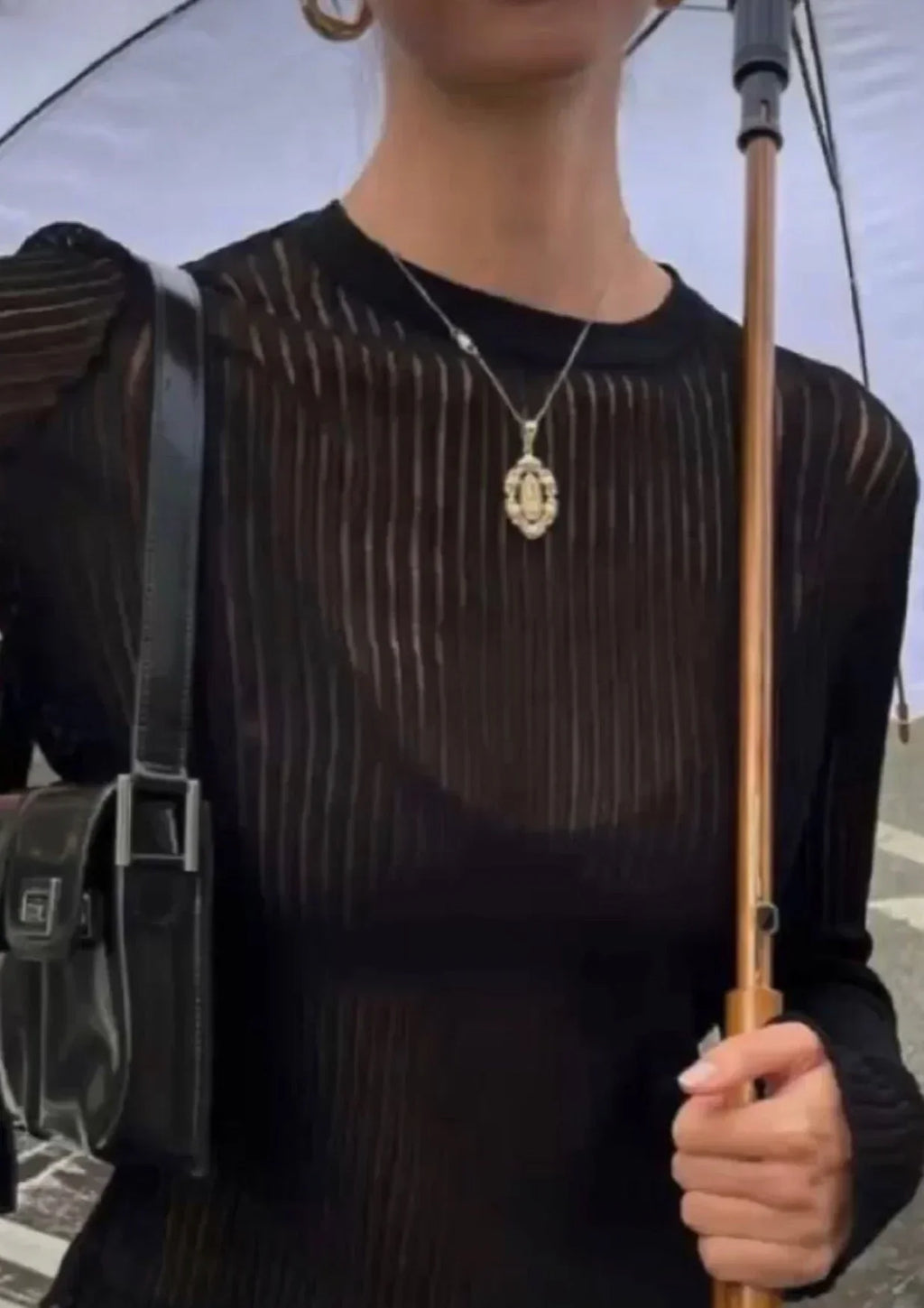 Pull femme blanc transparent en maille côtelée, design décontracté, adapté pour des tenues variées.