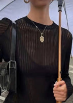 Pull femme blanc transparent en maille côtelée, design décontracté, adapté pour des tenues variées.