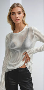 Pull femme noir en maille côtelée, coupe décontractée, design transparent pour des tenues casual.