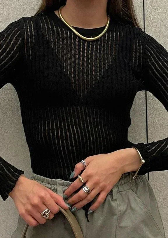 Pull femme noir en maille côtelée transparente, style décontracté, adapté pour des occasions informelles.
